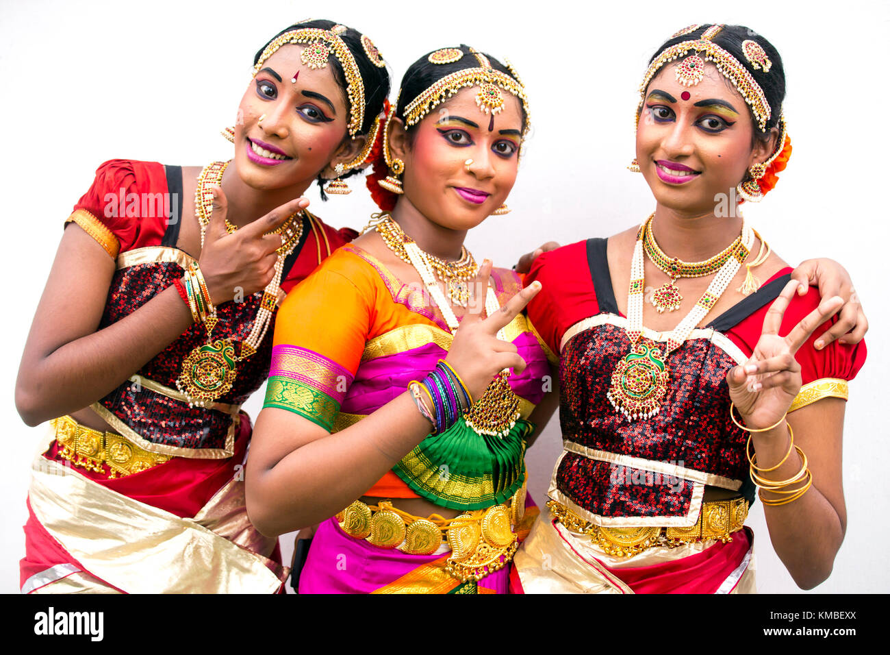 Portrait von jungen erwachsenen indischen Künstlern in traditioneller Tracht während des Thaipusam-Festivals und der Feierlichkeiten in Georgetown, Penang, Malaysia. Stockfoto