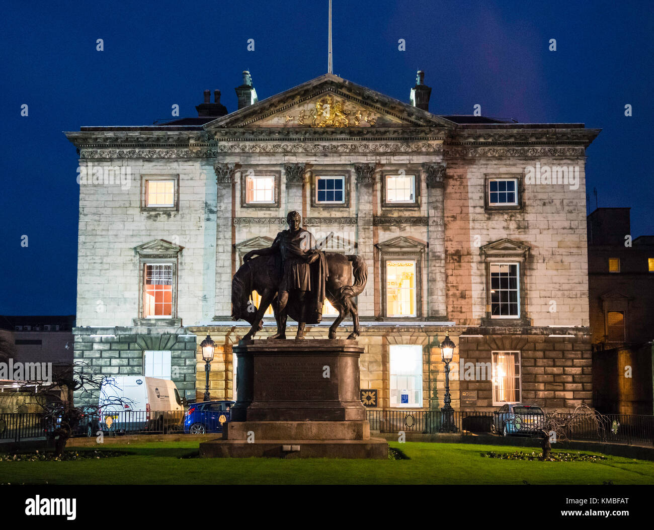 Nachtansicht des Hauptquartiers der Royal Bank of Scotland am St Andrews Square Edinburgh, Schottland, Großbritannien Stockfoto