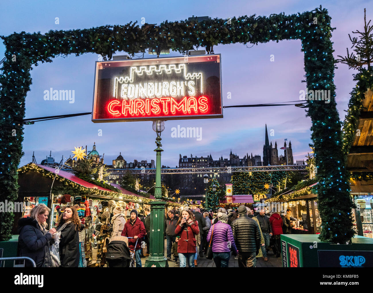 Am Abend Blick auf die Kirmes am jährlichen Weihnachtsmarkt in Edinburgh, Schottland, Vereinigtes Königreich Stockfoto