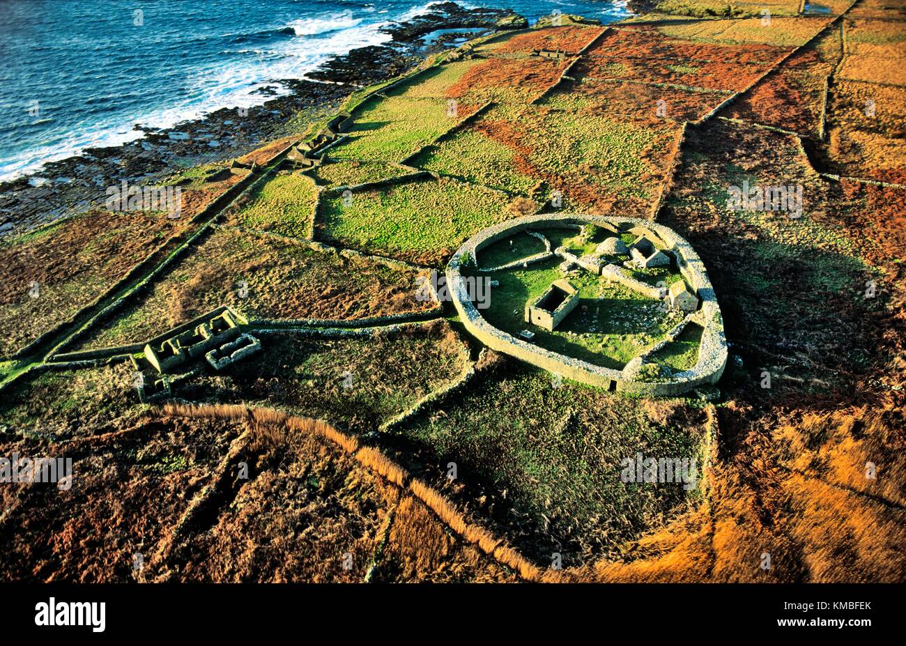 Inishmurray Island, County Sligo, Irland. Frühchristlicher Celtic ring Fort Cashel Klostersiedlung und Fischerhaus. Stockfoto
