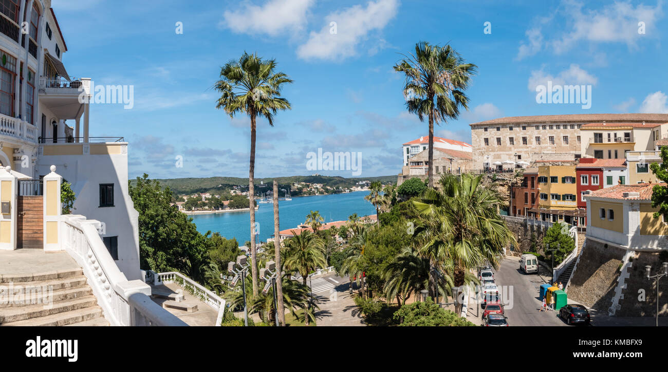 Palmen und Blick auf die Altstadt und den Hafen in Mahon, Menorca Stockfoto