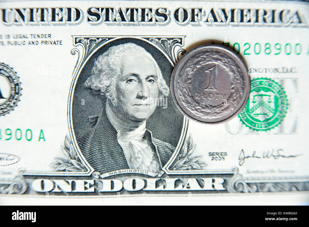 Die Vereinigten Staaten one-dollar Bill (1 $) mit George Washington und ein polnischer Zloty Münze © wojciech Strozyk/Alamy Stock Foto Stockfoto
