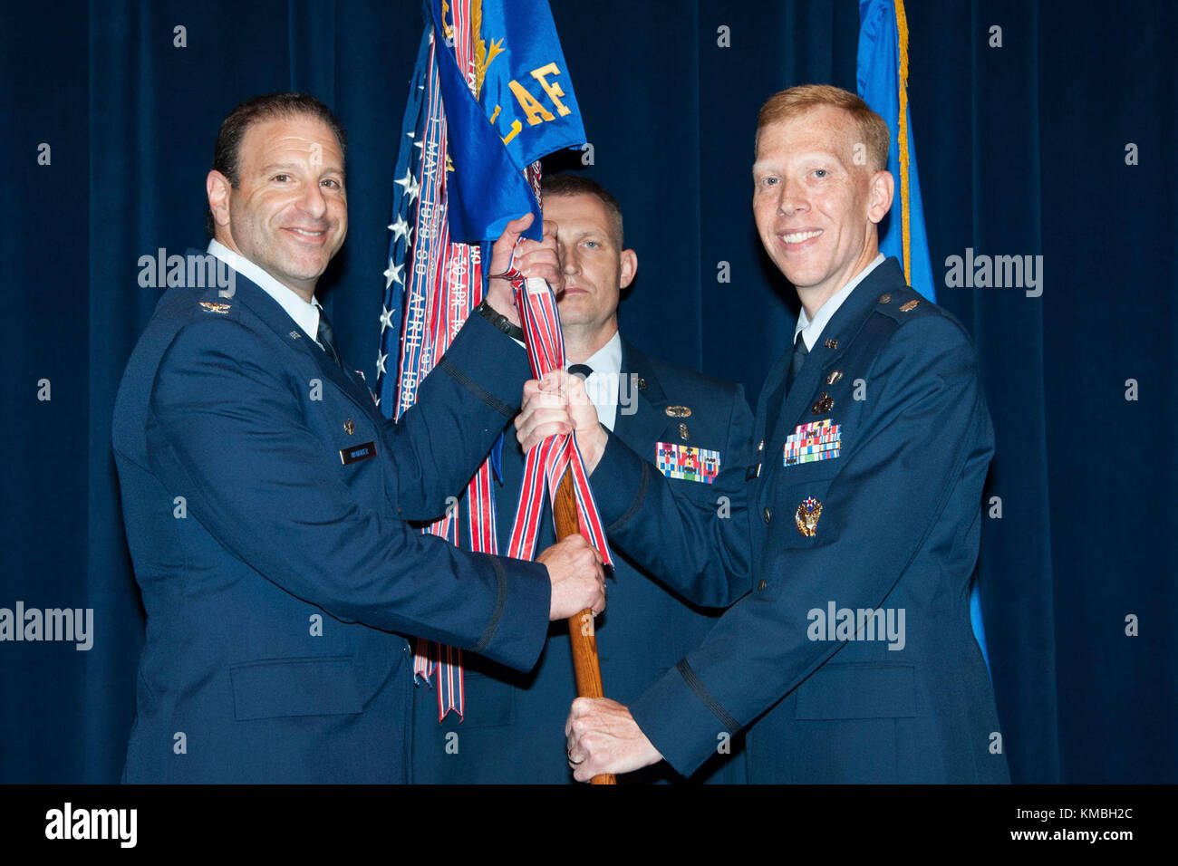 Maxwell AFB, Ala. - Oberst Jason Hannover, Kommandant, Thomas N. Barnes Zentrum für Bildung, amtiert die Änderung der Befehlszeremonie für die Community College of the Air Force als scheidende CCAF Kommandant Oberstleutnant Oberst Nathan Leap gibt die Führung, 2. Juni 2017. CMSgt Rye Bavin, Vizekommandant, CCAF war der Guidonträger. (US-Luftwaffe Stockfoto