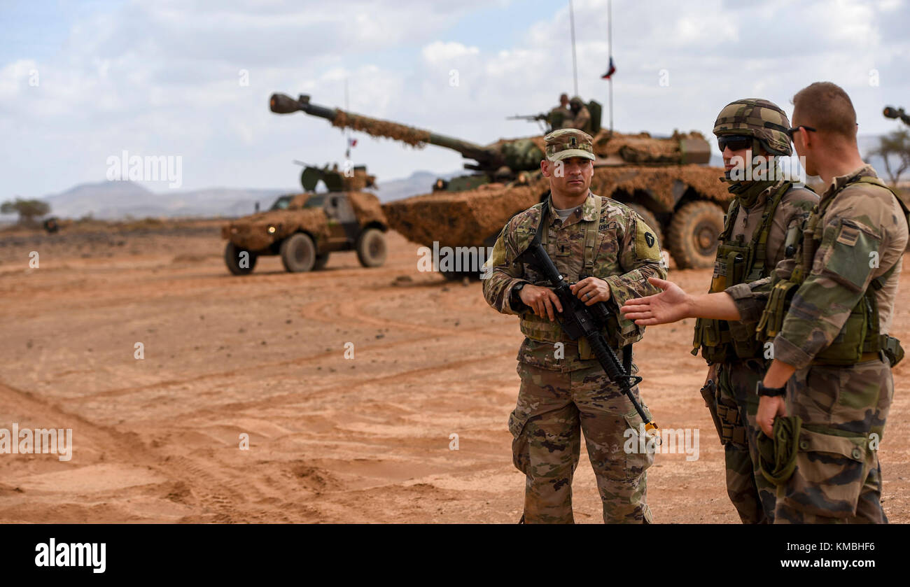 U.S. Army National Guard 1. LT. Joshua York (links), 3. Bataillon, 144. Infanterie-Regiment, Task Force Bajonett-Zugführer, spricht mit französischen Dienstmitgliedern am ersten Tag eines französischen Wüstenkommandokurses im Djibouti Range Complex bei Arta, Dschibuti, 26. November 2017. Der 12-tägige Kurs wird die Dienstmitglieder mit den Grundlagen des Wüstenkampfes, des Überlebens und der Truppenbewegungen vertraut machen und gleichzeitig sprachliche und kulturelle Barrieren zwischen den französischen und amerikanischen Truppen überbrücken. (USA Luftwaffe Stockfoto