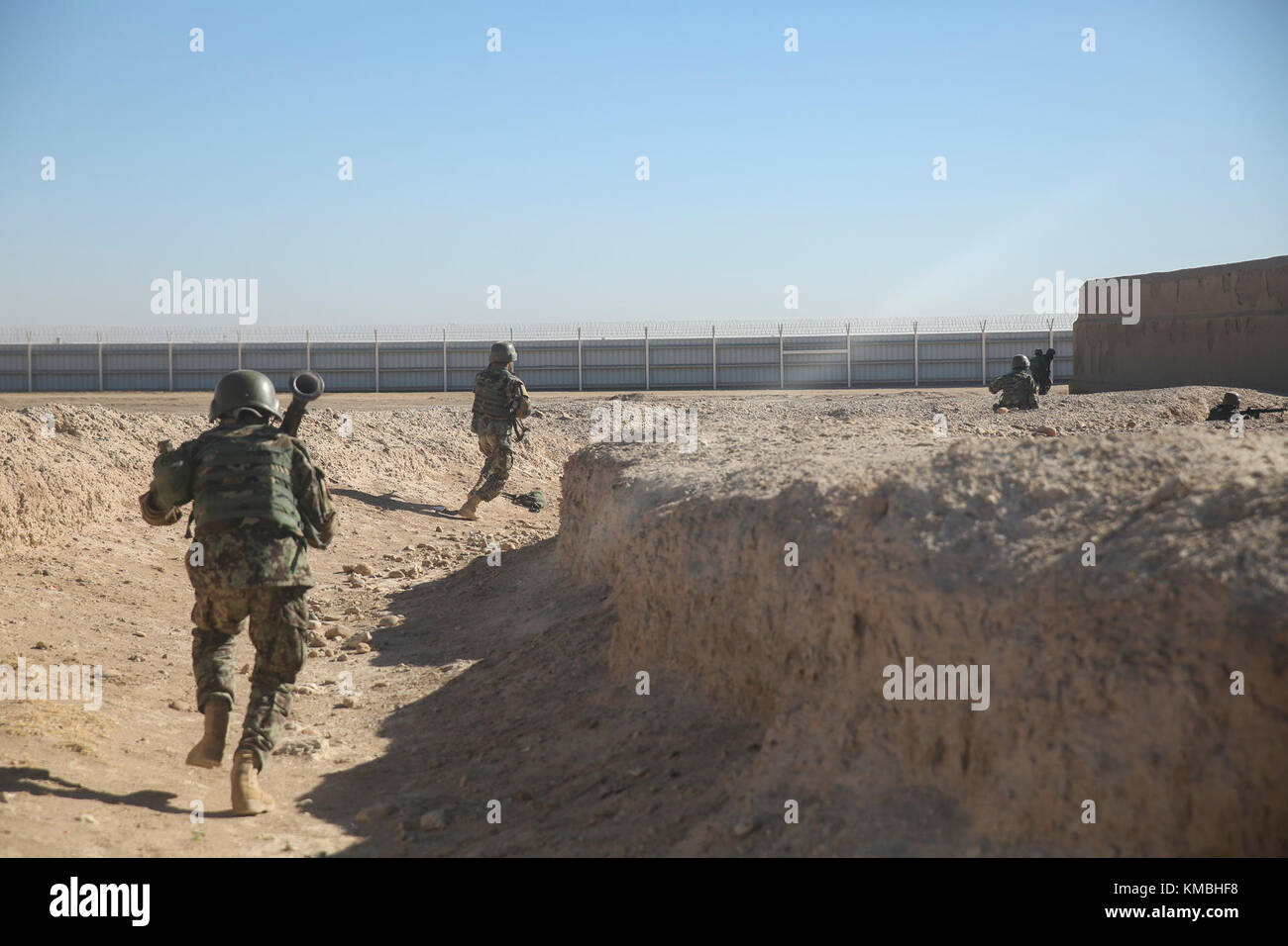 Nationale afghanische Armee Soldaten mit 6 Kandak, 1. Brigade, 215 Corps gegen einen fiktiven Gegner Verbindung während einer Betriebsbereitschaft Zyklus im Camp Shorabak, Afghanistan, November 26, 2017 laufen. Als Teil der zwei-monatigen Trainingsprogramm, ca. 350 Soldaten mit der Einheit abgeschlossen eine abschließende Übung Nov. 26-28, Prüfung neuentdeckten Infanterie Fähigkeiten der Schülerinnen und Schüler durch Überfälle auf replizierten Taliban Positionen und nutzen das Kommando und die Kontrolle von Knoten aus einem Tactical Operations Center. Die Soldaten sind folgenden Kampfhandlungen gegen die Taliban in der Provinz Helmand zu unterstützen. Stockfoto