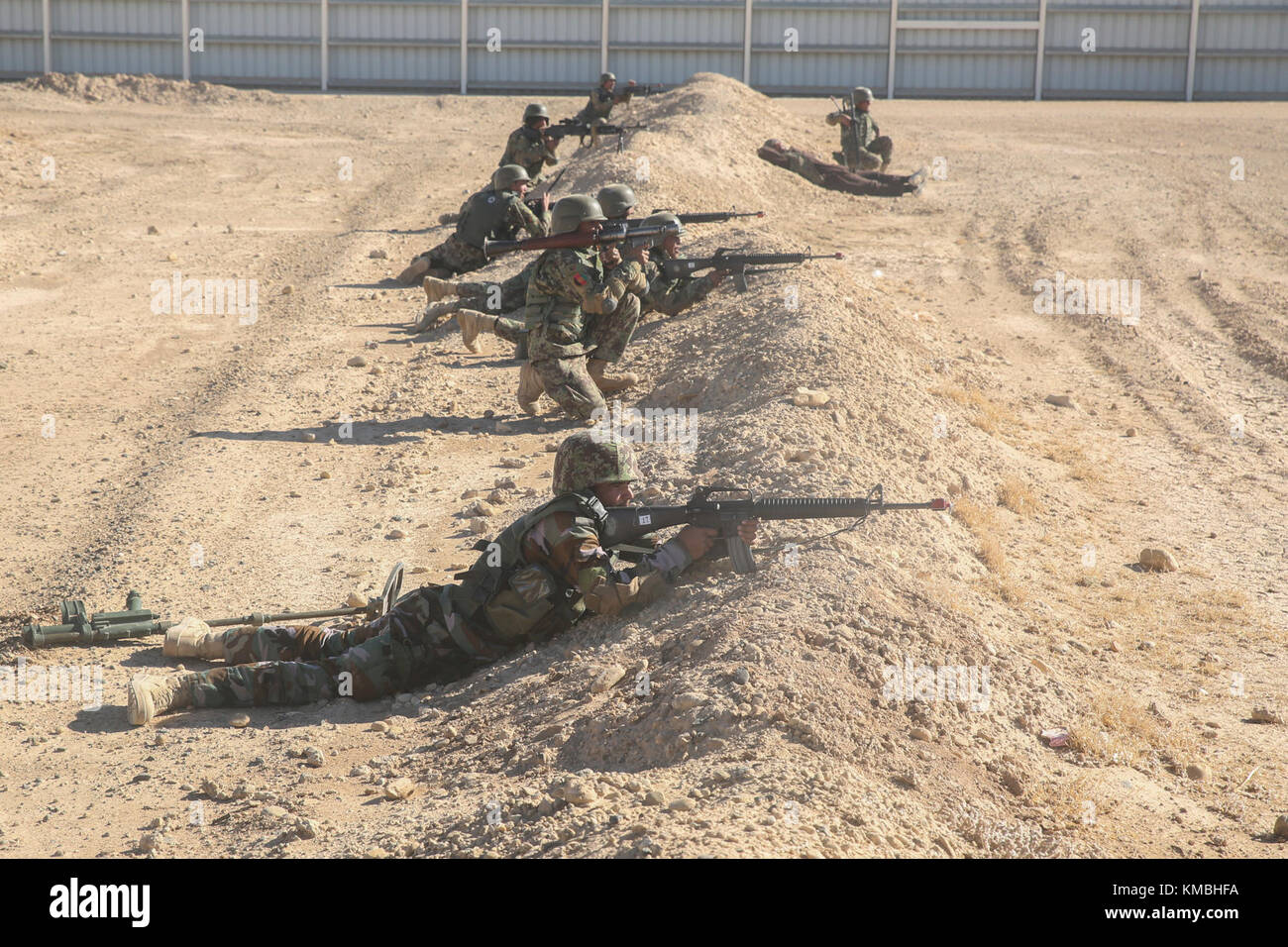 Nationale afghanische Armee Soldaten mit 6 Kandak, 1. Brigade, 215 Corps Brand leer Runden gegen einen fiktiven Gegner Verbindung während einer Betriebsbereitschaft Zyklus im Camp Shorabak, Afghanistan, November 26, 2017. Als Teil der zwei-monatigen Trainingsprogramm, Hunderte von Soldaten mit 6 Kandak, 1. Brigade eine abschließende Übung, die ihre infanterie Fähigkeiten als eine zusammenhängende Einheit durch Überfälle auf simulierten Taliban Positionen und deren Fähigkeiten in den Betrieb eines taktischen Operationen Center getestet. abgeschlossen. Folgende Staffelung von der ORC, der Soldaten wird die Unterstützung der Afghanischen Nationalen Verteidigung und Sicherheit F Stockfoto