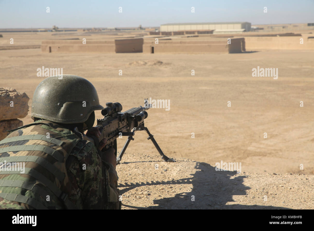 Ein afghanischer Soldat der Nationalen Armee mit 6. Kandak, 1. Brigade, 215. Korps feuert während eines Einsatzbereitschaftszyklus in Camp Shorabak, Afghanistan, 26. November 2017, leere Runden von einem M240B Maschinengewehr auf eine fiktive Feindverbindung ab. Etwa 350 Soldaten absolvierten eine letzte Trainingsübung vom 26. Bis 28. November, bei der sie ihre neu entdeckten Infanterie-Kenntnisse und Fähigkeiten aus dem zweimonatigen ORC testeten. Nach der Graduierung werden die Soldaten Kampfeinsätze gegen die Taliban in der gesamten Provinz Helmand unterstützen, um die Sicherheit und Stabilität der Anwohner weiter zu verbessern. (USA Marine Corps Stockfoto