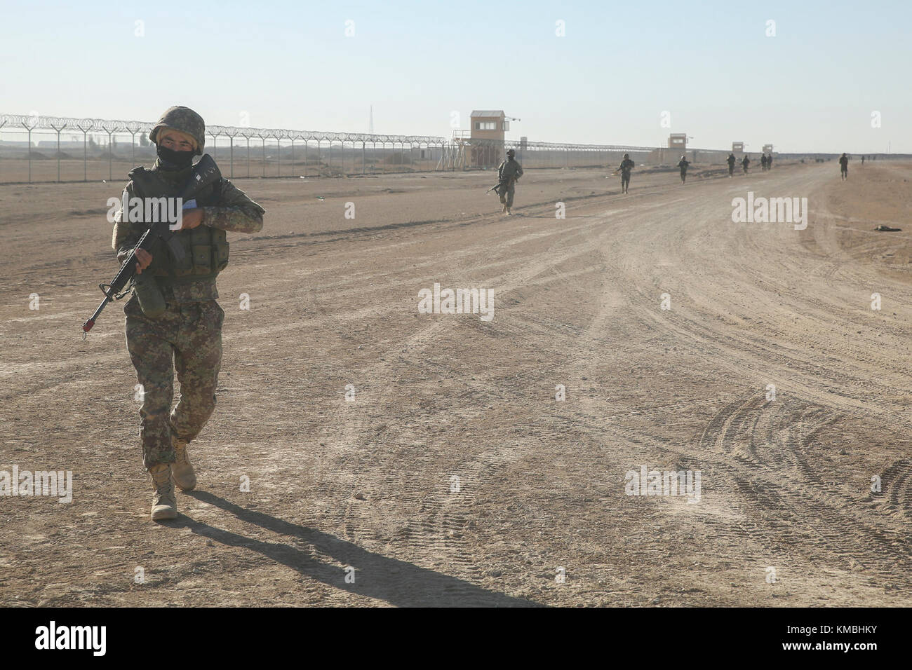 Afghanische Soldaten der Nationalarmee mit 6. Kandak, 1. Brigade, 215. Korps patrouillieren im Rahmen eines operativen Bereitschaftszyklus im Lager Shorabak, Afghanistan, 27. November 2017, auf eine simulierte Feindposition zu. Der zweimonatige ORC gipfelte mit einer letzten Trainingsübung vom 26. Bis 28. November, bei der die rund 350 Soldaten das neu gefundene Infanterie-Wissen und die Fähigkeiten durch replizierte Kampfszenarien erprobt wurden. Die Soldaten werden die Kampfeinsätze der afghanischen National Defence and Security Force gegen die Taliban in der Provinz Helmand nach ihrem Abschluss durch den ORC unterstützen. (USA Marine Corps Stockfoto