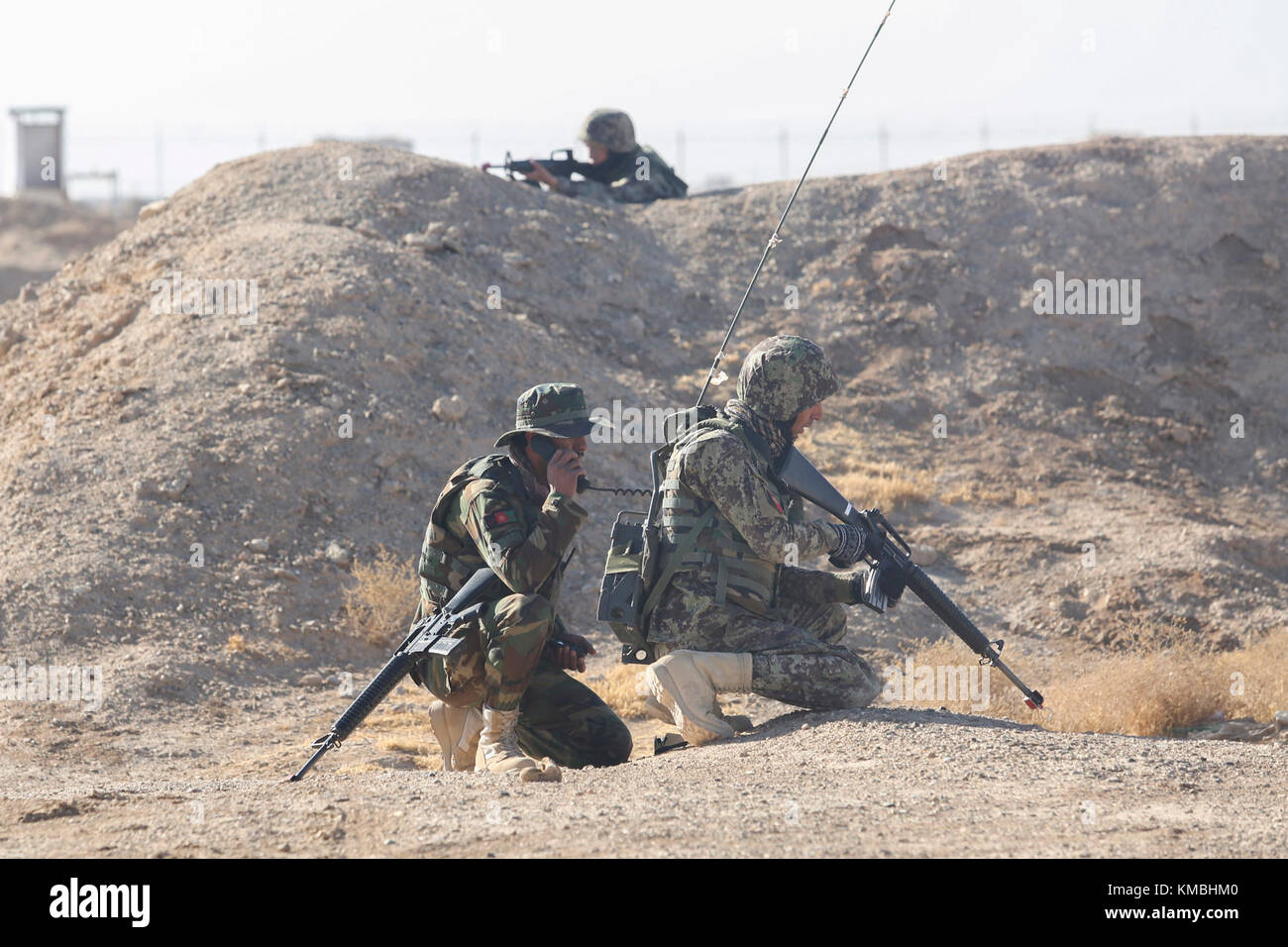 Ein afghanischer Soldat der Nationalen Armee mit dem 215. Korps der 6. Kandak, 1. Brigade, benachrichtigt das taktische Einsatzzentrum seiner Einheit über simulierten Kontakt mit dem Feind während eines Einsatzbereitschaftszyklus im Lager Shorabak, Afghanistan, 27. November 2017. Hunderte von Soldaten mit 6. Kandak, 1. Brigade absolvierte eine letzte Trainingsübung November 26-28, die das Höhepunkt der zweimonatigen ORC war. Die Übung testete die Infanterie-Fähigkeiten der Einheit, indem sie mögliche reale Missionen gegen die Taliban modelliert, um die Soldaten für zukünftige Kampfeinsätze in der Provinz Helmand vorzubereiten. (USA Marine Corps Stockfoto