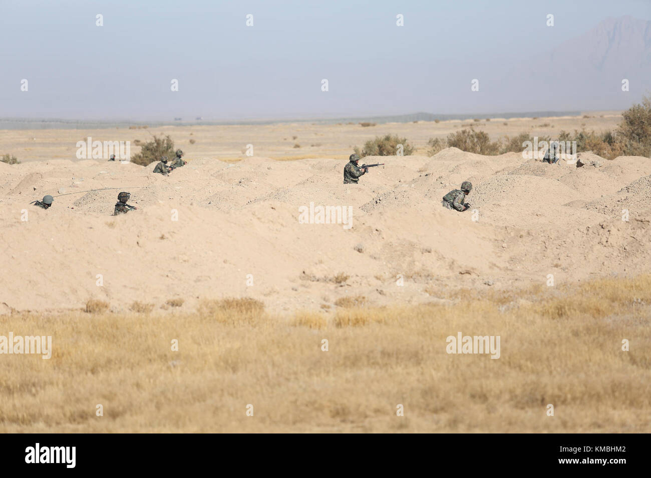 Nationale afghanische Armee Soldaten mit 6 Kandak, 1. Brigade, 215 Corps in der Nähe auf einen fiktiven Feind Position während einer Betriebsbereitschaft Zyklus im Camp Shorabak, Afghanistan, Nov. 27, 2017. Die zwei-monatigen Kurs kulminierte mit einem abschließenden Übung Nov. 26-28, Prüfung neuentdeckten Infanterie Kenntnisse und Fähigkeiten durch Training Missionen Replizieren von realen Kampfhandlungen. Nach Abschluss der ORC, ca. 350 Soldaten mit 6 Kandak, 1. Brigade wird die Unterstützung der Afghanischen Nationalen Verteidigung und Sicherheit Kraft Operationen gegen die Taliban in Helmand prov Stockfoto