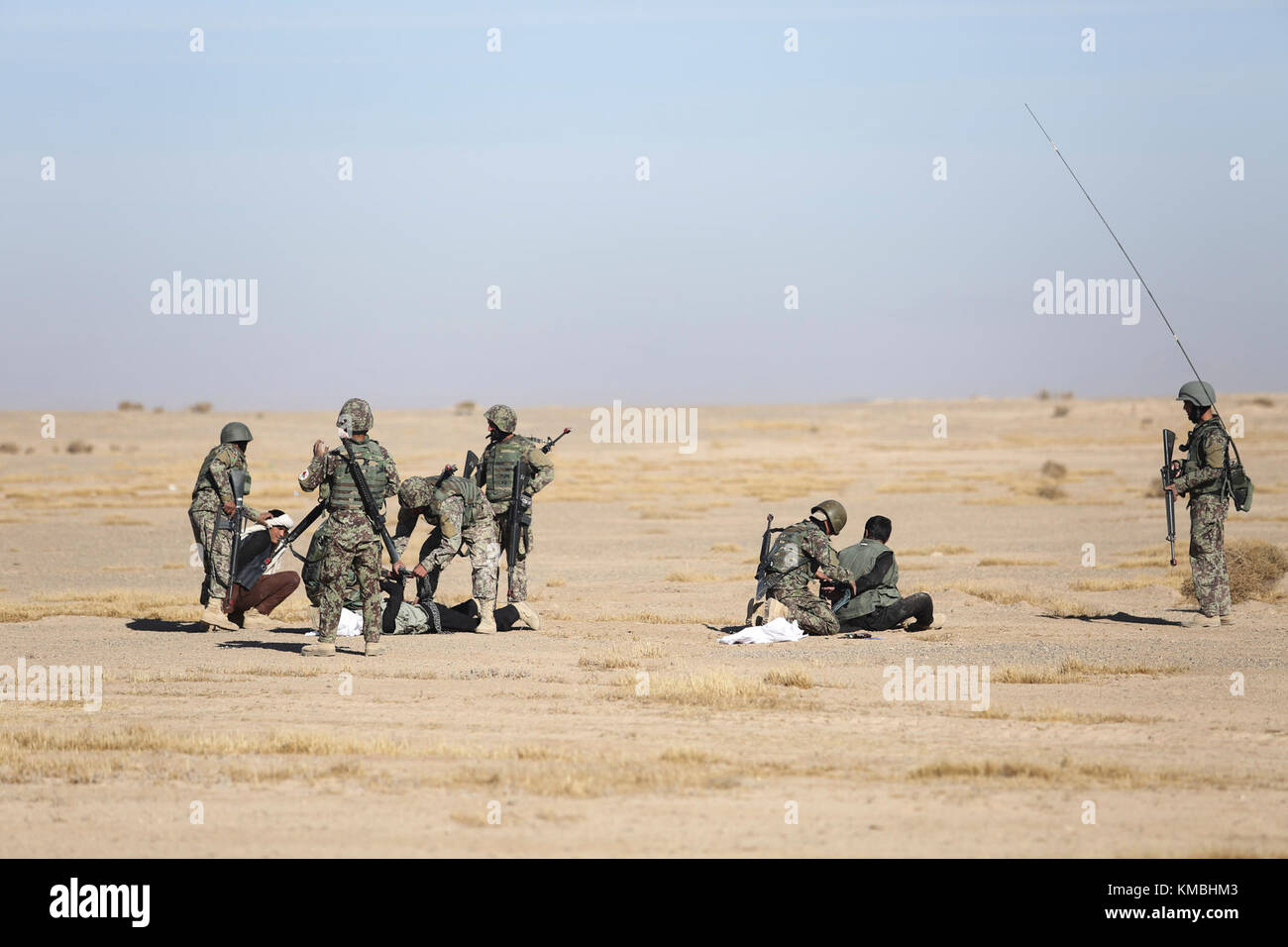 Soldaten der afghanischen Nationalarmee mit 6. Kandak, 1. Brigade, 215. Korps greifen während eines operativen Bereitschaftszyklus im Lager Shorabak, Afghanistan, 27. November 2017, notionale feindliche Kämpfer auf. Rund 350 Soldaten der Einheit führten im Rahmen des ORC eine letzte Trainingsübung durch, bei der ihre Infanterie-Fähigkeiten und Fähigkeiten der letzten zwei Monate getestet wurden. Die Einheit wird Kampfeinsätze gegen die Taliban in der Provinz Helmand unterstützen, um die Sicherheit und Stabilität der lokalen Bevölkerung nach ihrem Abschluss des Kurses weiter zu verbessern. (USA Marine Corps Stockfoto