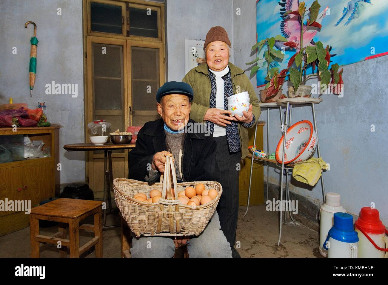 Ältere chinesische paar Mann und Frau-Mann-Frau in Bauernhaus in ländlichen Dorf von Poli in der Nähe von Penglai, Provinz Shandong, China Stockfoto