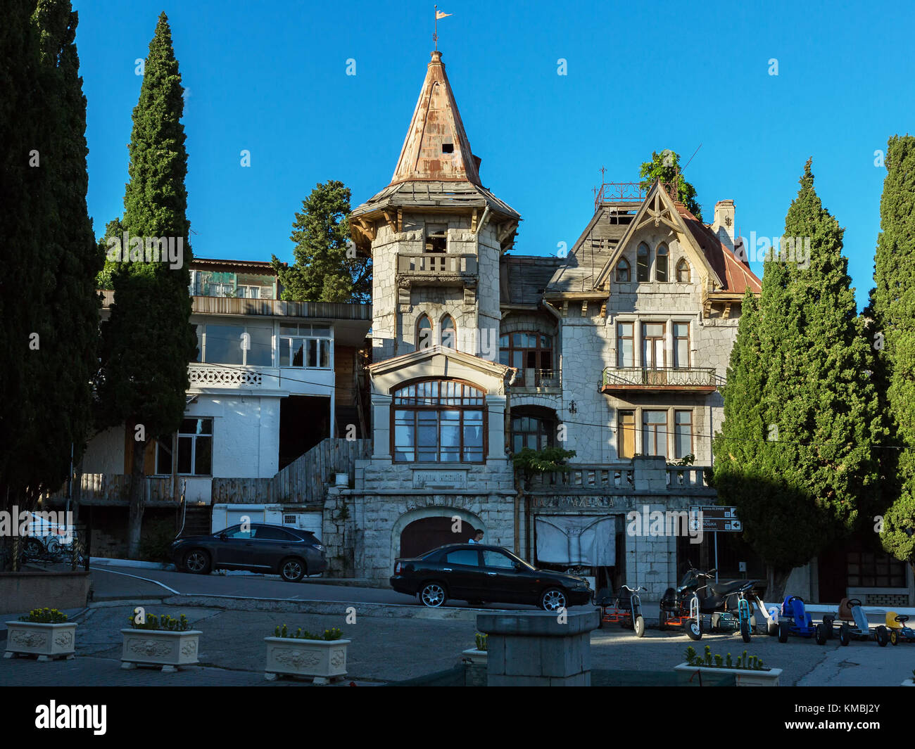 Villa Xenia - Villa aus dem späten XIX. - Frühen XX. Jahrhundert im neobarocken Stil, ein architektonisches Denkmal in der Krim-Stadt Simeiz. Stockfoto Villa Xenia - Villa aus dem späten XIX. - Frühen XX. Jahrhundert im neobarocken Stil, ein architektonisches Denkmal in der Krim-Stadt Simeiz. Stockfoto