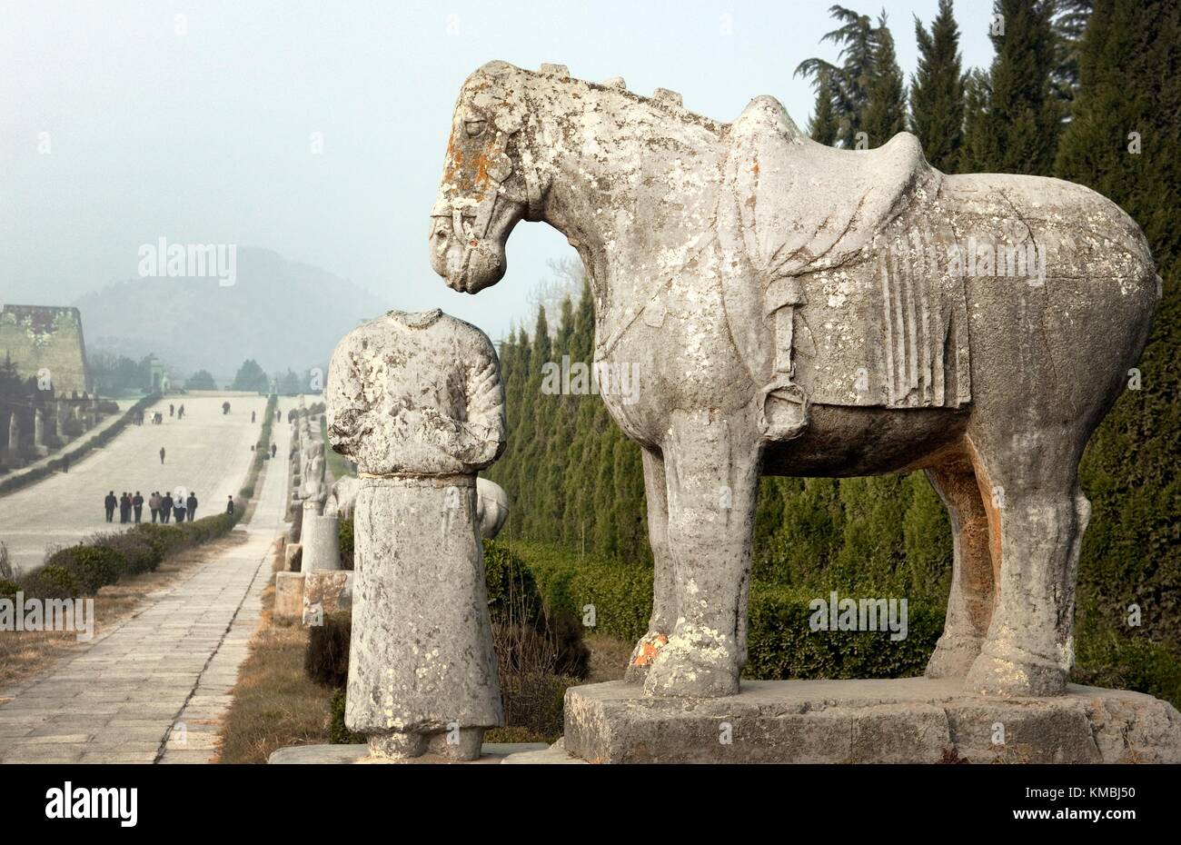 Qianling Mausoleum, Shaanxi, China. Stein-Pferd neben Geist Weg zum Grab der Tang-Dynastie Kaiser Li Zhi und Kaiserin Wu Zetian Stockfoto