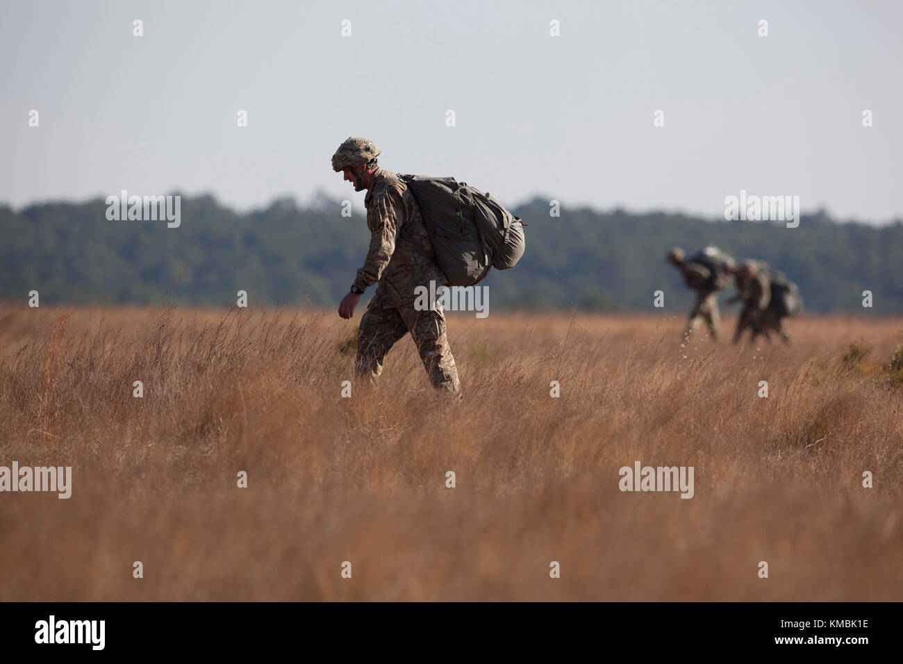 US Army Fallschirmjäger kehrt zurück, nachdem sie ihren Sprung in der Teilnahme an der 20th Annual Randy Oler Memorial Operation Toy Drop abgeschlossen haben, veranstaltet von U. S. Army Civil Affairs & Psychological Operations Command (Airborne), 01. Dezember 2017 in der Sicily Drop Zone in Fort Bragg, North Carolina. Die Operation Toy Drop ist die größte kombinierte Luftoperation der Welt mit neun teilnehmenden Partnernationsparatroopern und ermöglicht Soldaten, ihre militärische Berufsspezialität zu trainieren, ihre Luftbereitschaft aufrechtzuerhalten und der lokalen Gemeinschaft etwas zurückzugeben. (USA Armee Stockfoto