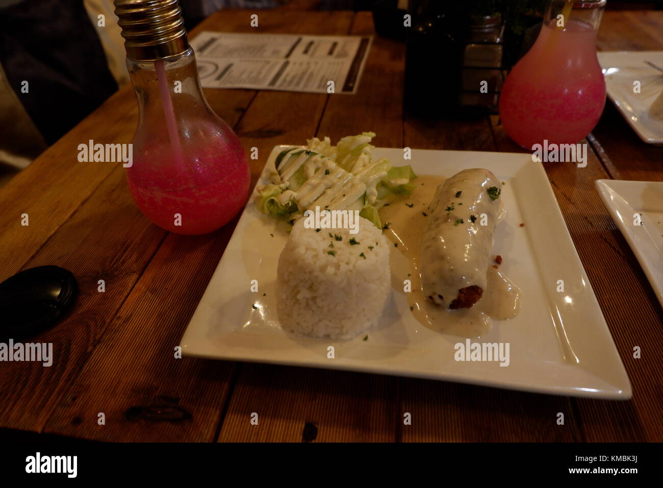 Cordon Bleu Mahlzeit, mein spätes Abendessen in einem kleinen Restaurant in Olongapo City erfassen Stockfoto