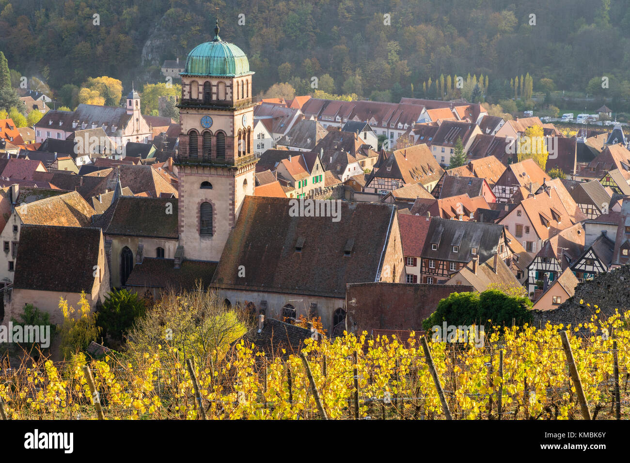 Blick auf Eglise Ste-Croix, Kirche des Heiligen Kreuzes, und Kaysersberg, elsässische Weinstraße, Elsass, Departement Haut-Rhin Stockfoto