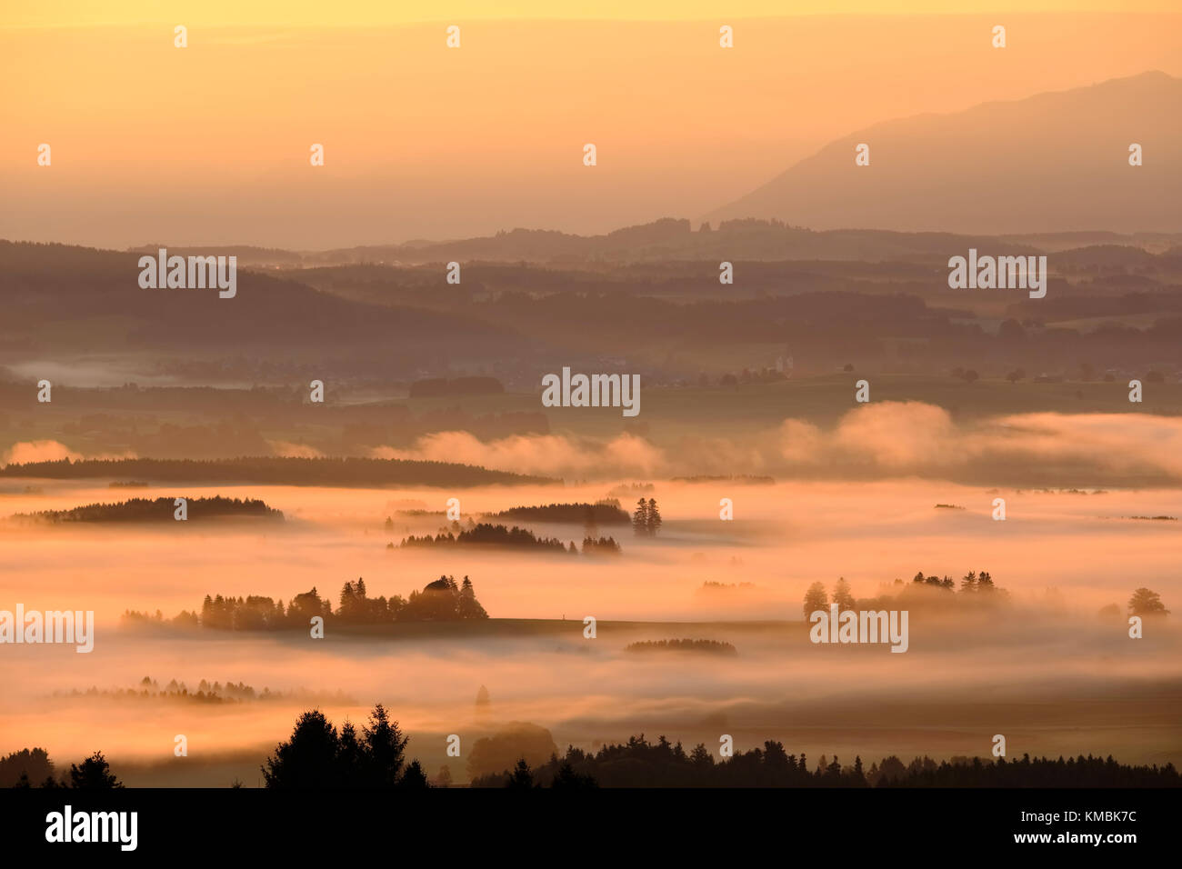 Sunrise, Nebel über dem Lechtal, Ansicht vom Auerberg in der Nähe von Bernbeuren, Pfaffenwinkel, Allgäu, Oberbayern, Bayern, Deutschland Stockfoto