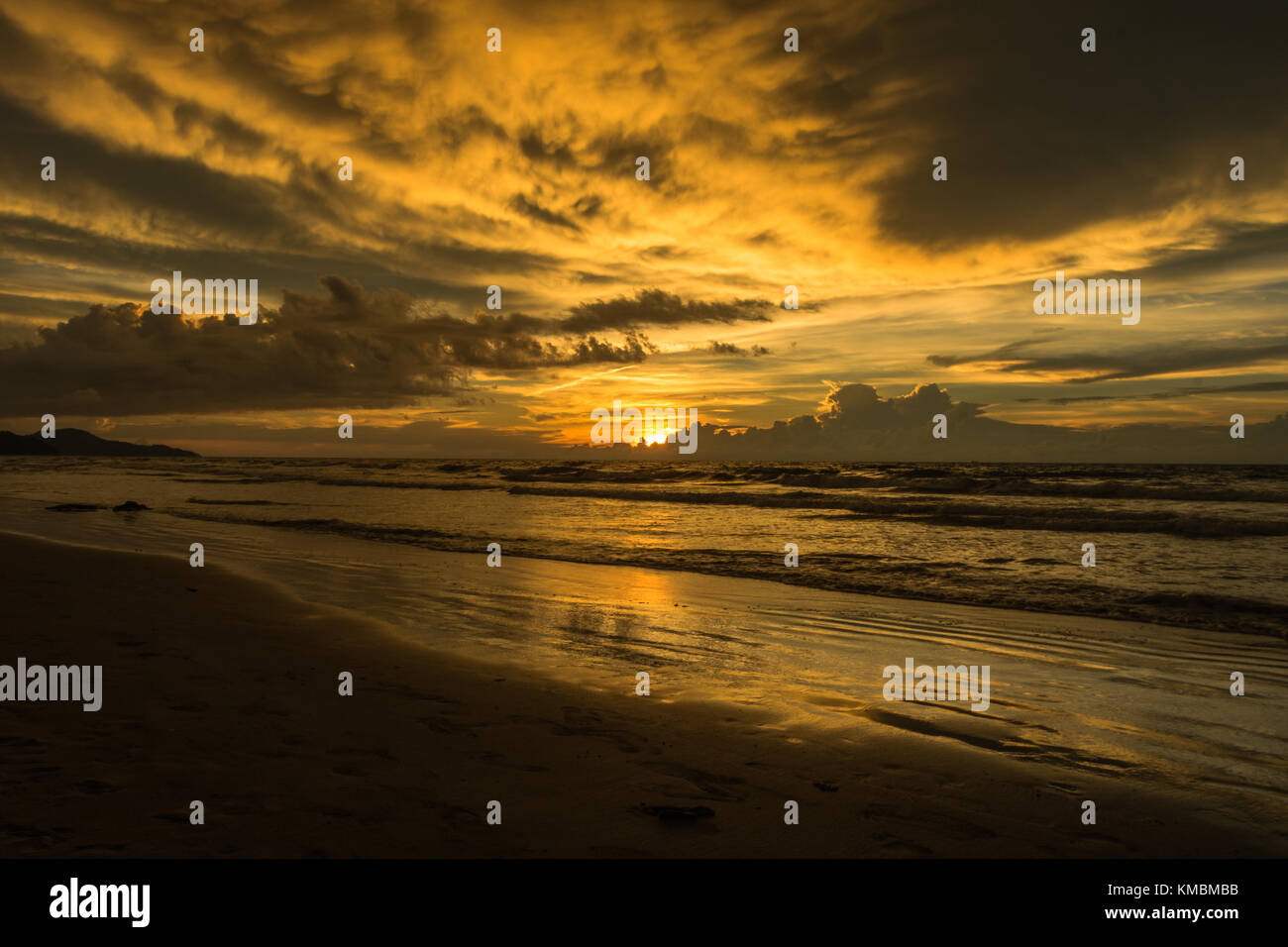 Sonnenuntergang in Sabah, Borneo Malaysia. tuaran hat erstaunliche öffentliche Strände Sonnenuntergang, Schwimmen, und ist nur eine kurze Fahrt von Kota Kinabalu. Stockfoto