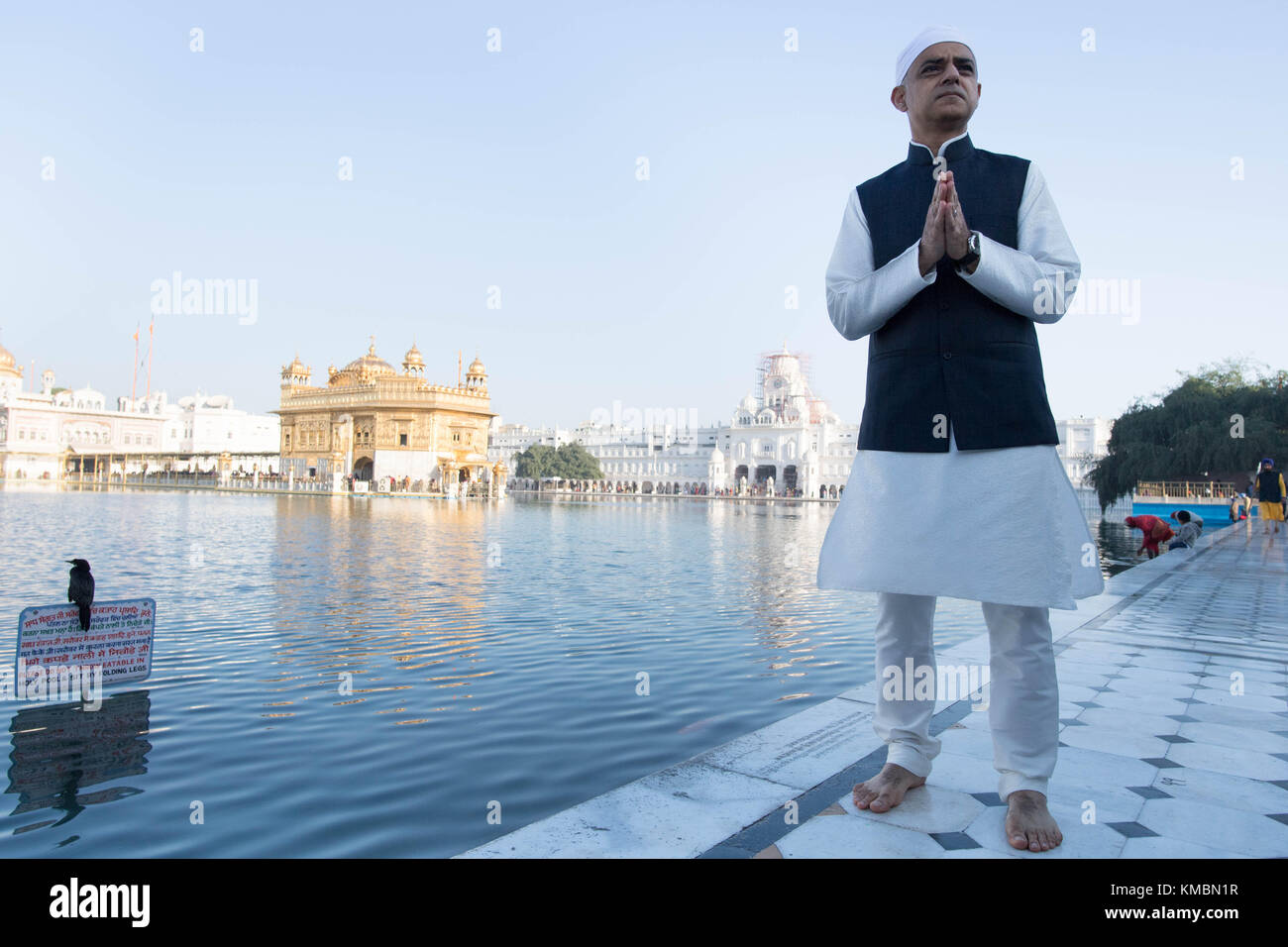 Bürgermeister von London Sadiq Khan Besuche der Goldene Tempel in Amritsar in Indien, wo er die religiösen Führer und zahlte seinen Respekt zu den wichtigsten Wallfahrtsort des Sikh Religion. Stockfoto