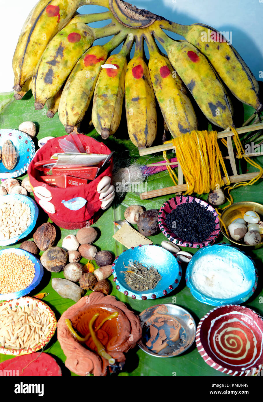 Platte mit heiligen Elemente für Puja (Gebete) Stockfoto