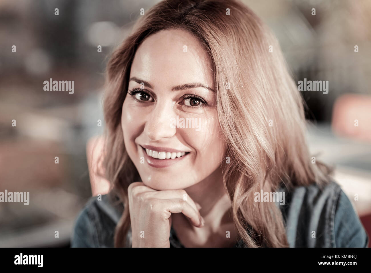 Emotionale fröhliche Frau lächelnd und glücklich Stockfoto