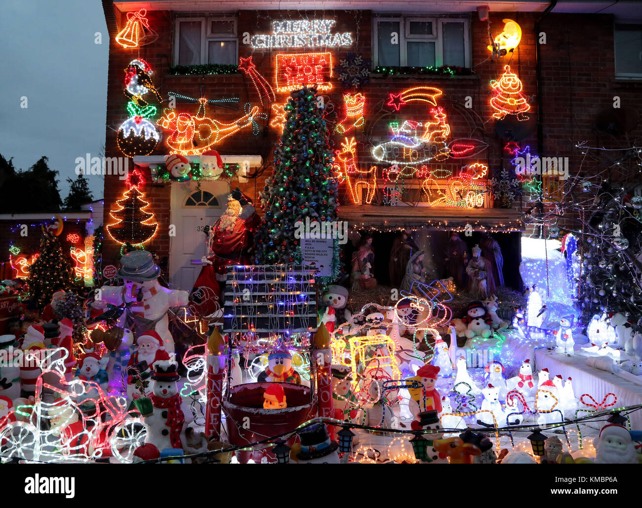 Eine Ansicht des Farnes Familie Haus in Hove, East Sussex, die sie jährlich für Weihnachten mit über 30.000 Lichtern schmücken Geld für wohltätige Zwecke. Stockfoto