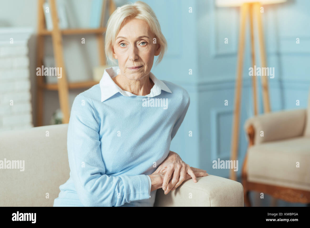 Ruhig ältere Frau sitzt und wartet auf ihr Doktor Stockfoto