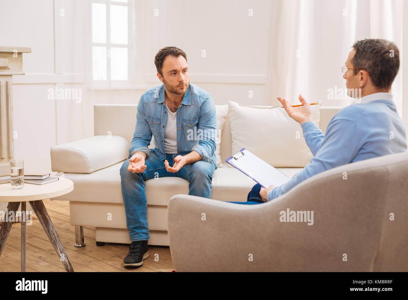 Deprimiert männlicher Patient zuhören über sein Problem Stockfoto