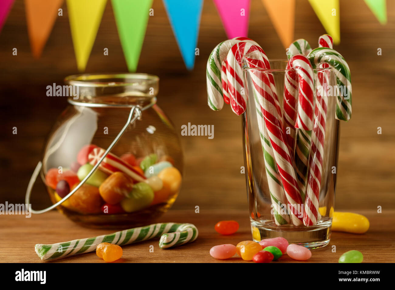 Farbige Süßigkeiten in einem jar. Süßigkeiten für Weihnachten. Grußkarte. zuckerstangen. Marmelade. Stockfoto