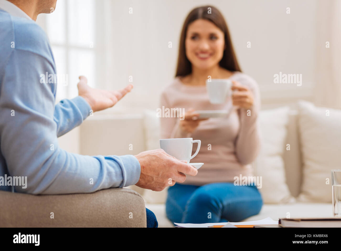 Mann und fröhlichen elegante Frau genießen Kaffee Stockfoto