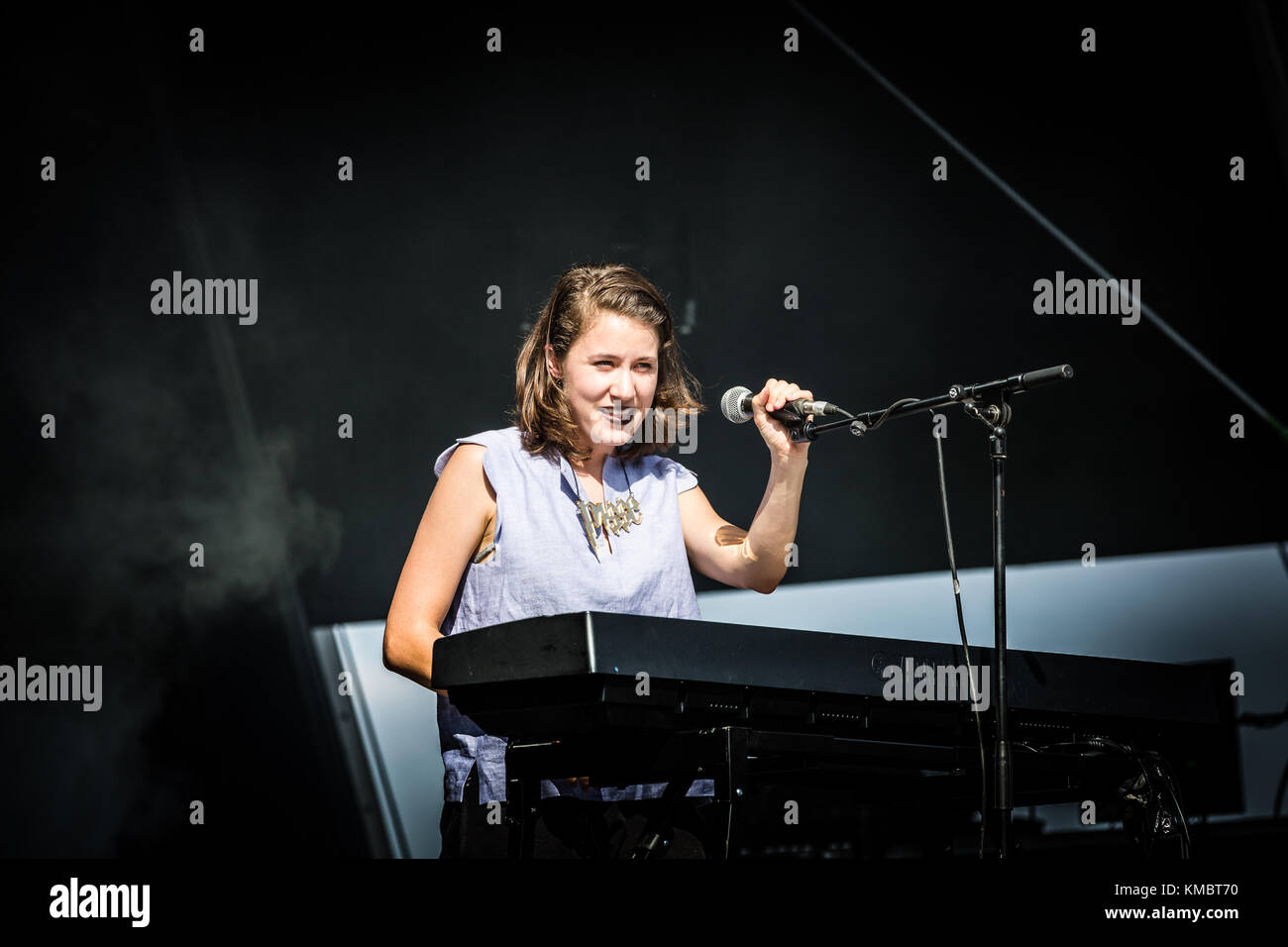 Die Deutschen indie pop band Schnipo Schranke führt ein Live Konzert in der deutschen Musik Festival Open Source Festival 2016 in Düsseldorf. Die band besteht aus den beiden Musikern und Sängern Daniela Reis und Frederike Ernst (Bild). Deutschland, 09/07 2016. Stockfoto