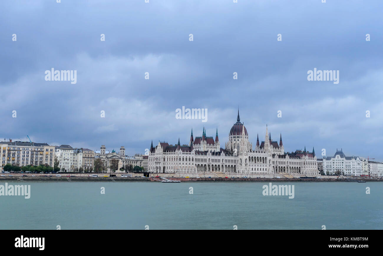Gebäude des ungarischen Parlaments in Budapest. Damm und die Donau. Stockfoto