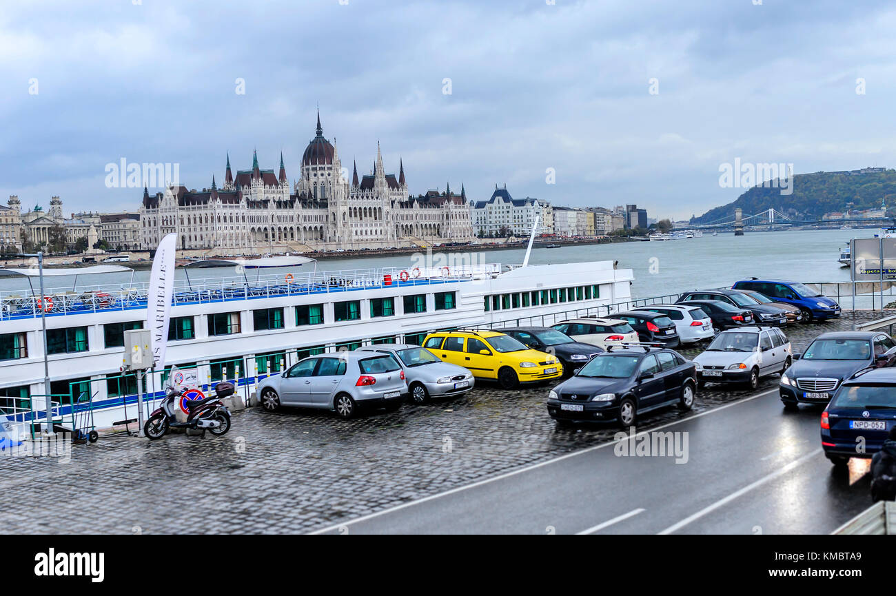Gebäude des ungarischen Parlaments in Budapest. Damm und die Donau. Stockfoto