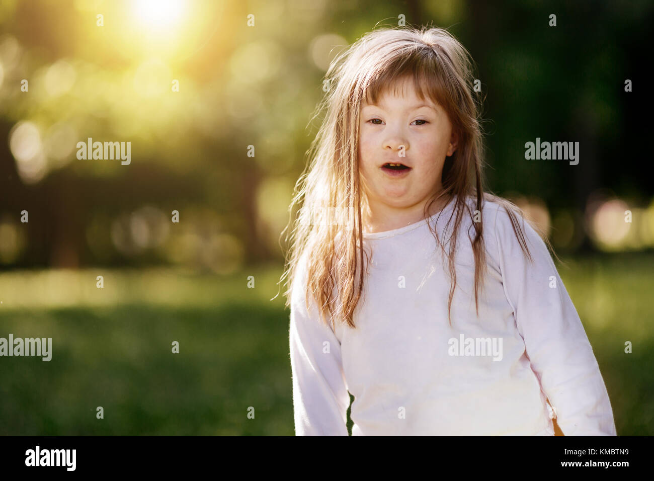 Wunderschöne glückliches Kind lächelnd im Freien Stockfoto