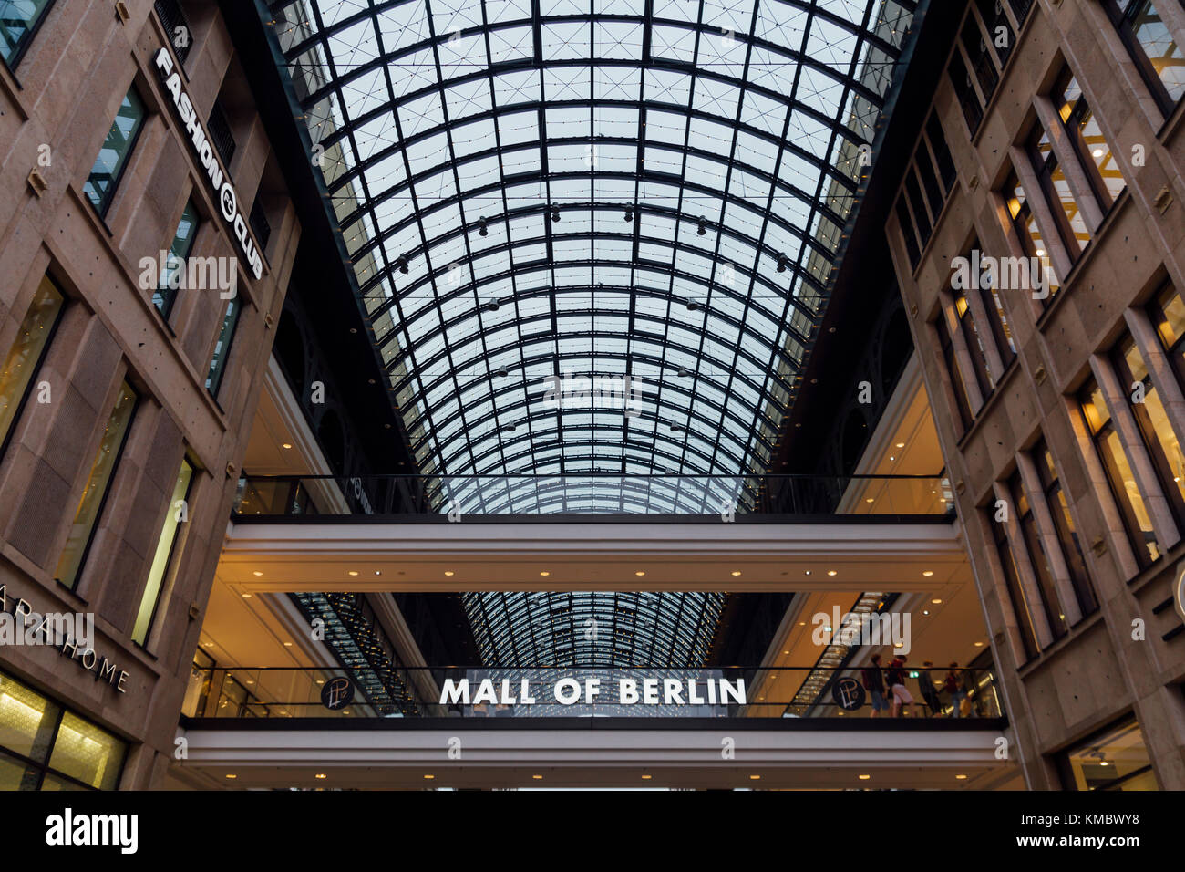 BERLIN, DEUTSCHLAND - 16. MAI 2017: Die Mall von Berlin Einkaufszentrum am Leipziger Platz, mit verschiedenen Einkaufsmöglichkeiten auf vier Etagen Stockfoto