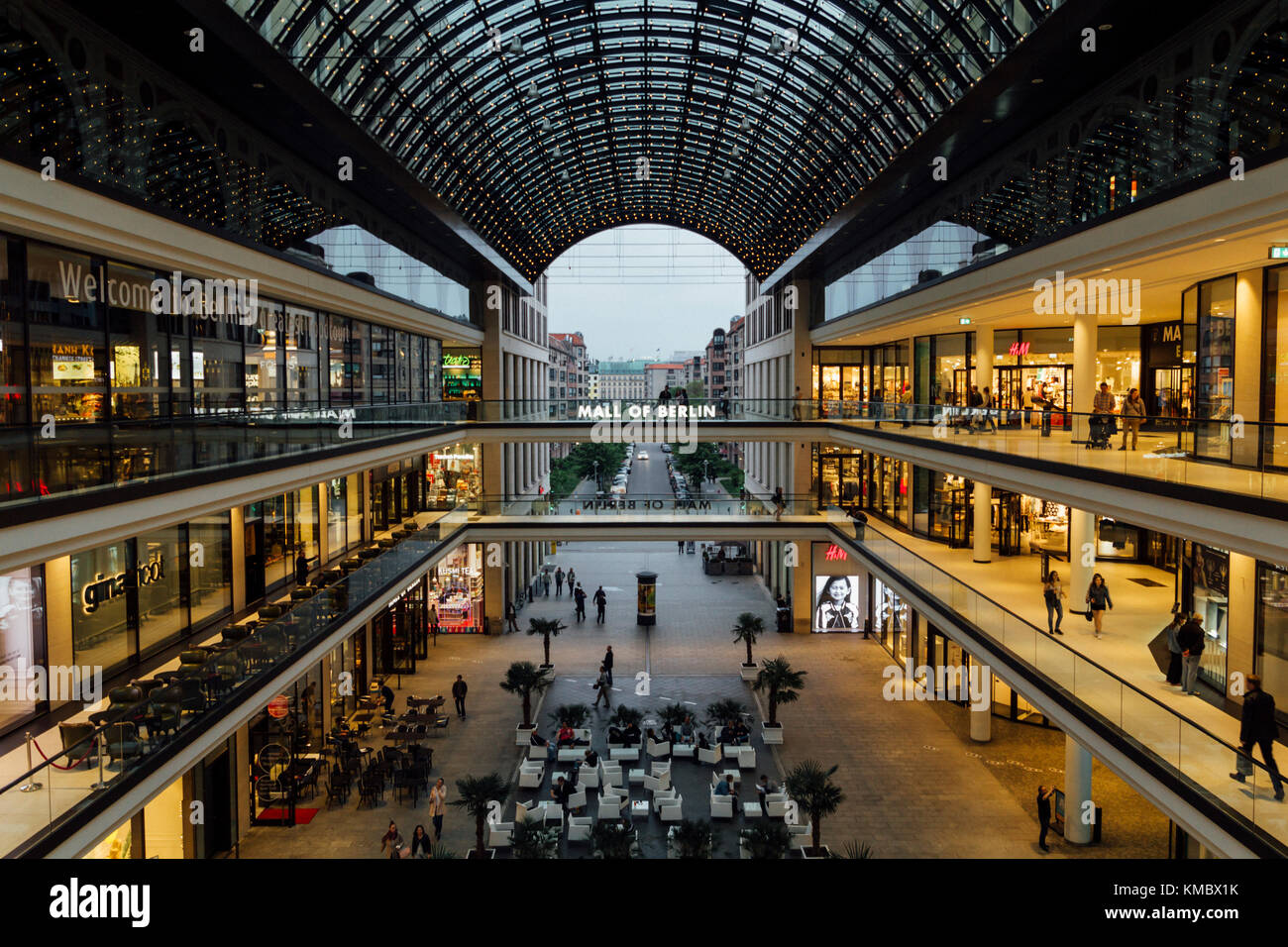 Berlin, Deutschland - 16. Mai 2017: Die Mall von Berlin Einkaufszentrum am Leipziger Platz, mit verschiedenen Einkaufsmöglichkeiten auf vier Etagen und einer großen Stockfoto