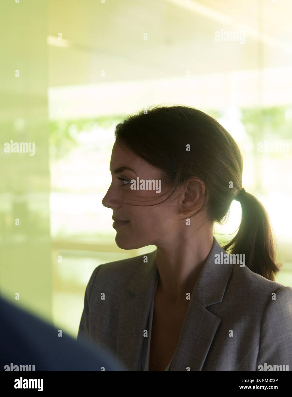 Profil Brünette Geschäftsfrau zuhören, wegschauen Stockfoto