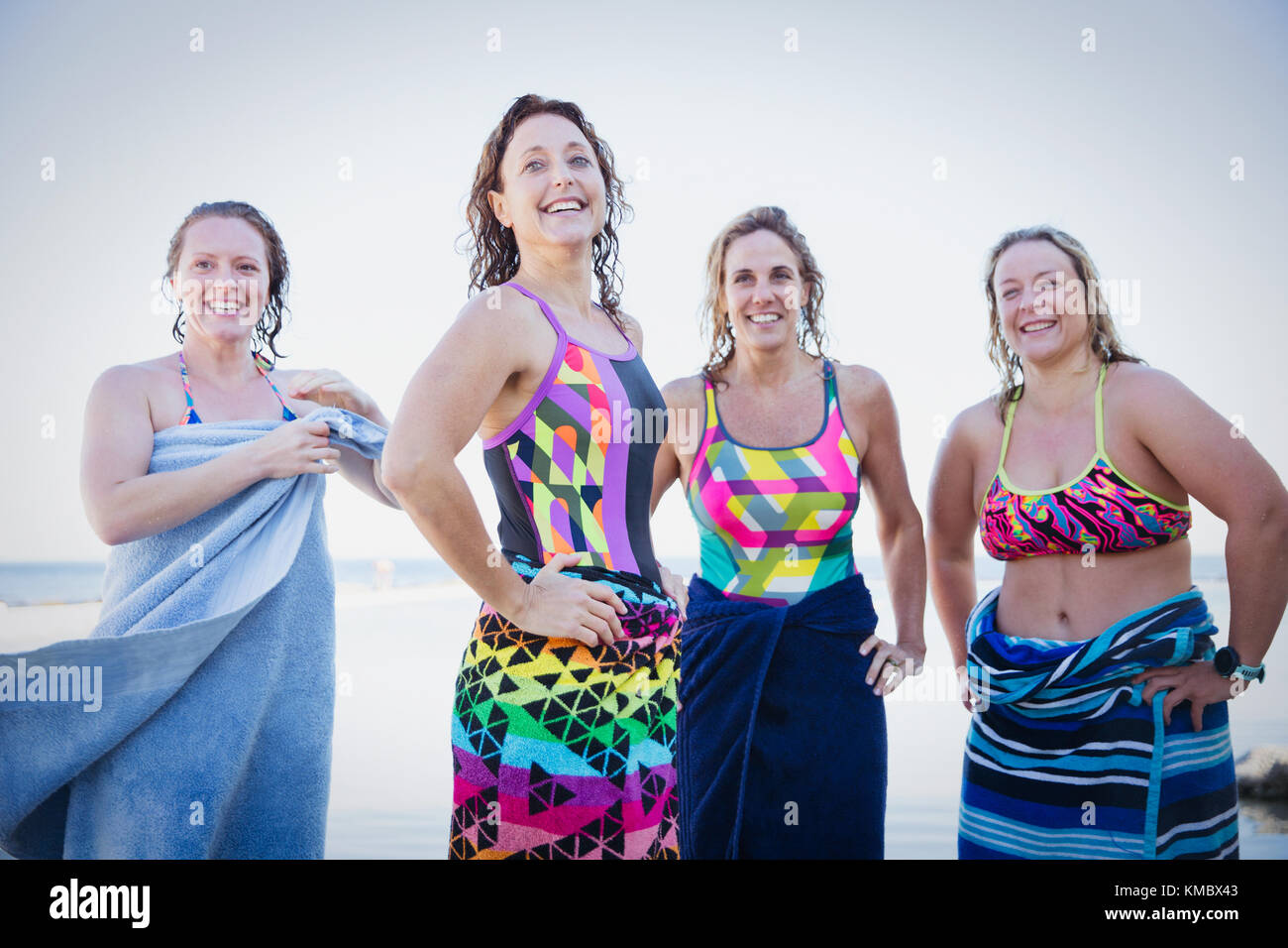 Porträt Lächeln, selbstbewussten weiblichen Open water Schwimmer aus Trocknen mit Handtücher Stockfoto