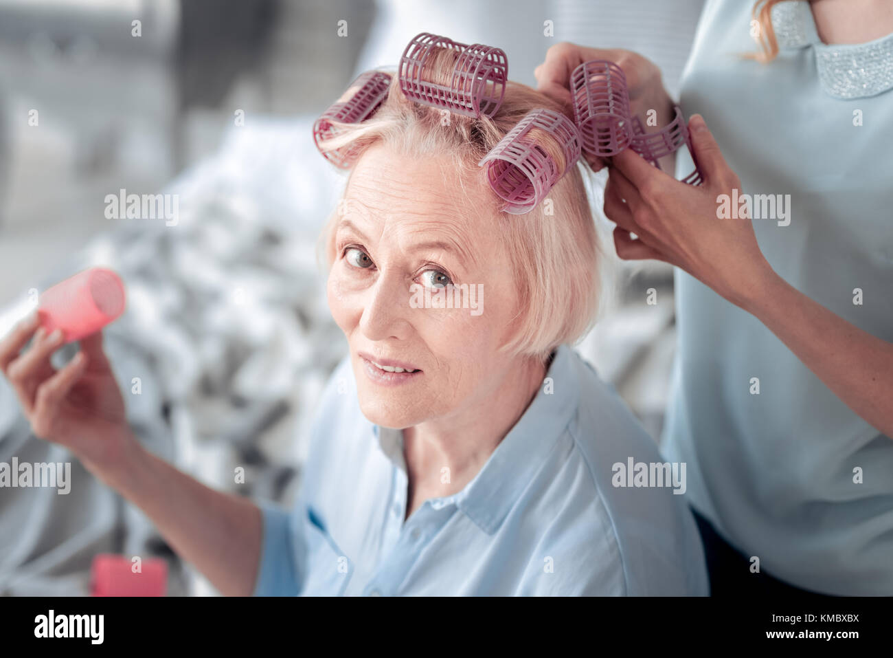 Schöne ältere Frau tragen Haar Rollen Stockfoto