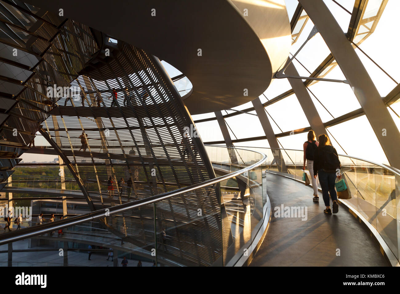 Berlin, Deutschland - 17. Mai 2017: Der Reichstag Kuppel in Berlin für Besucher geöffnet. Der Reichstag Kuppel ist eine Glaskuppel von Architekt Norman Foster zu t Stockfoto