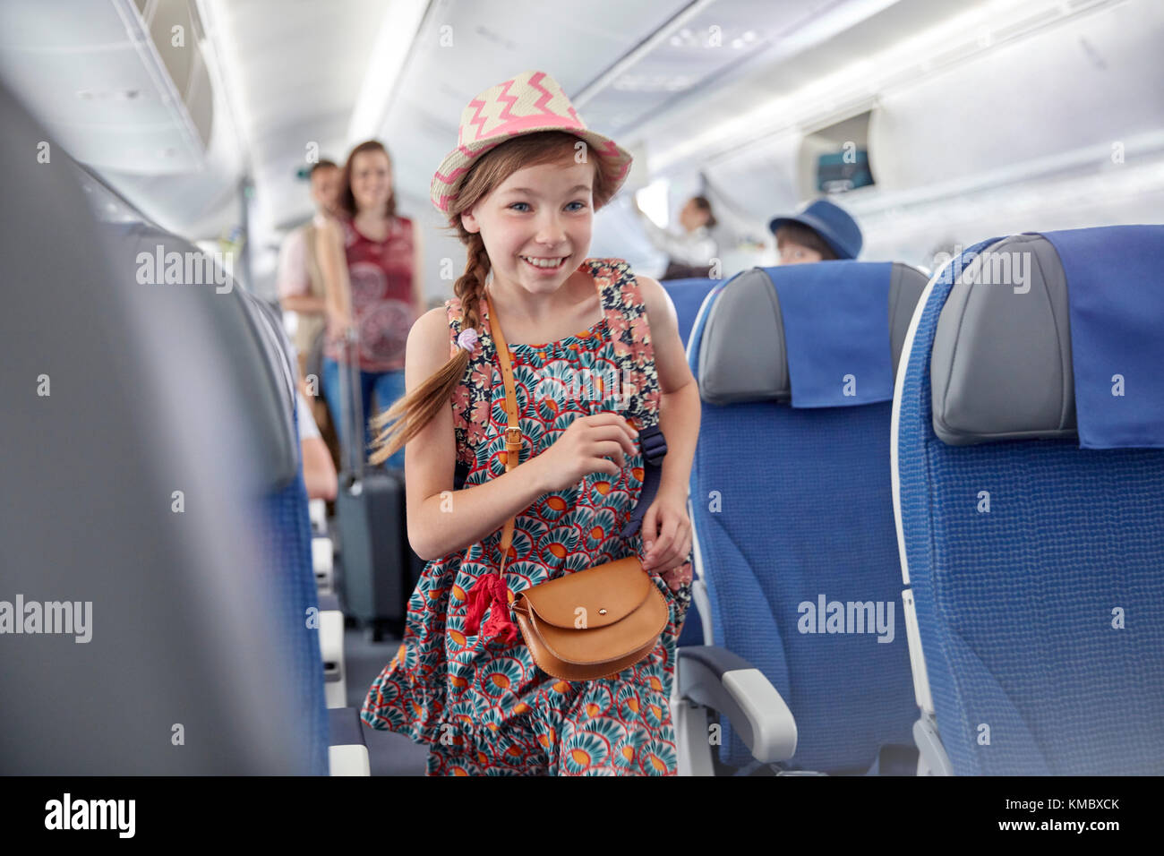 Lächelnd, begieriges Mädchen, das mit dem Flugzeug steigt Stockfoto
