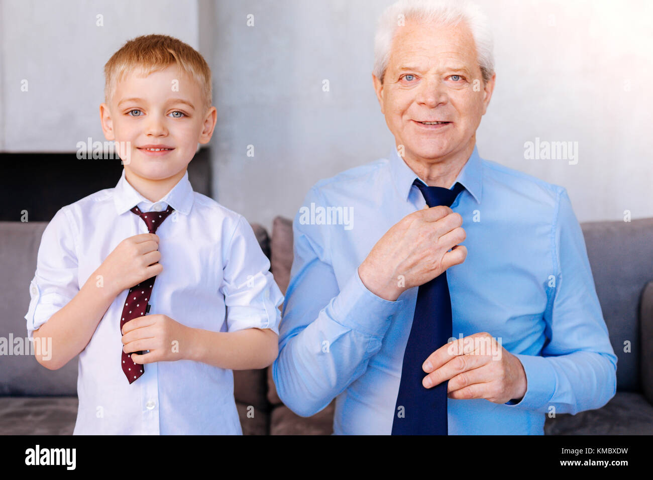 Nette freundliche Großvater und Enkel ihre Bindungen zur Festsetzung Stockfoto