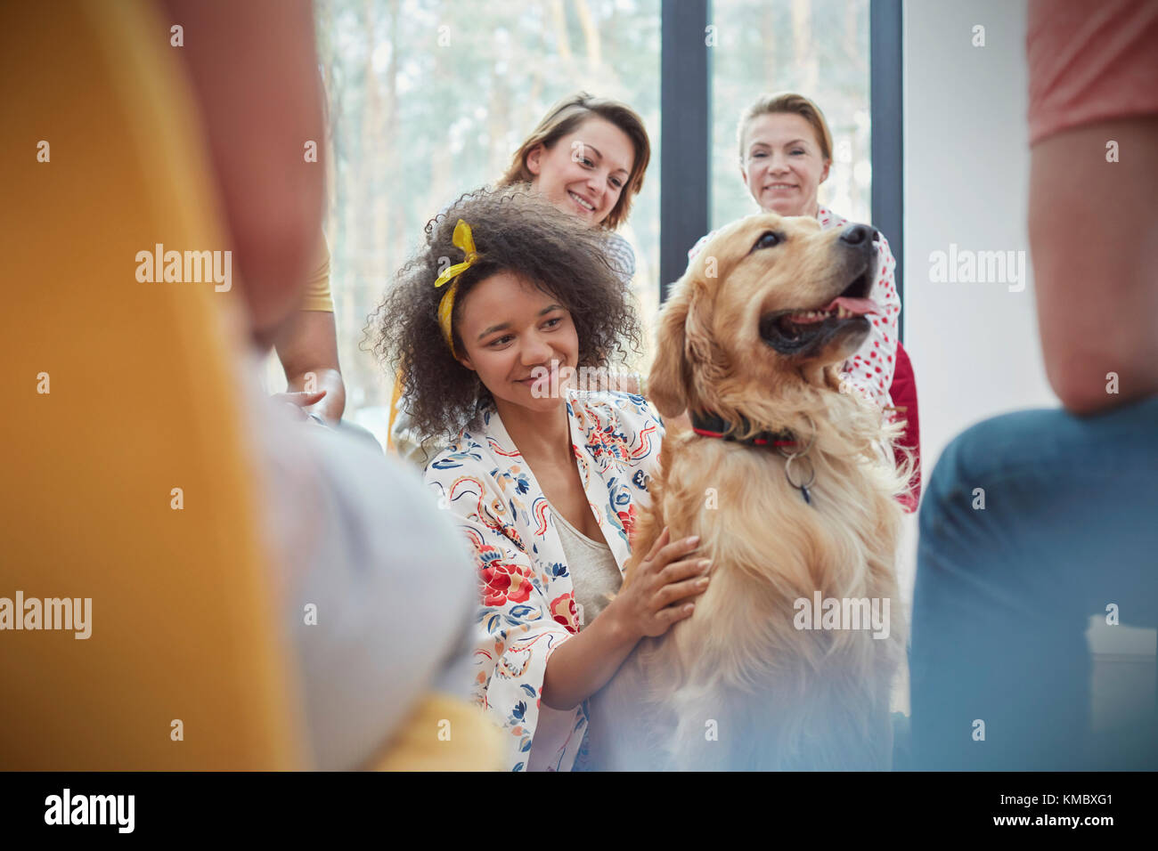 Frau Streichelhund in der Gruppe Therapiesitzung Stockfoto