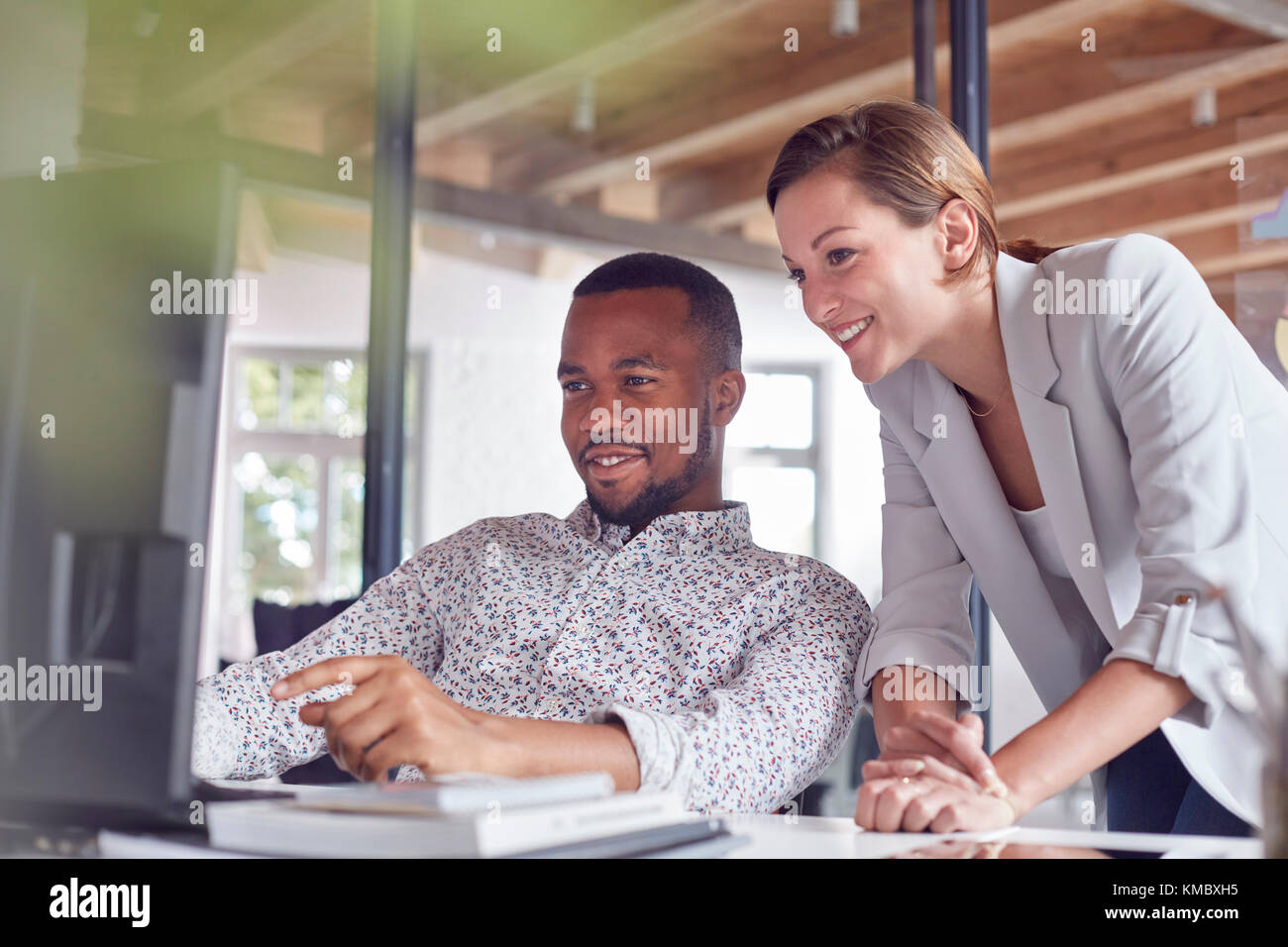 Unternehmer und Unternehmerin, die Arbeiten am Computer im Büro Stockfoto