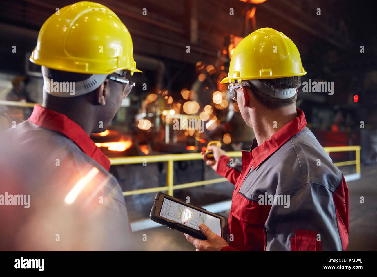 Supervisor und Stahlarbeiter mit digitalem Tablet, das in Stahl arbeitet Mühle Stockfoto