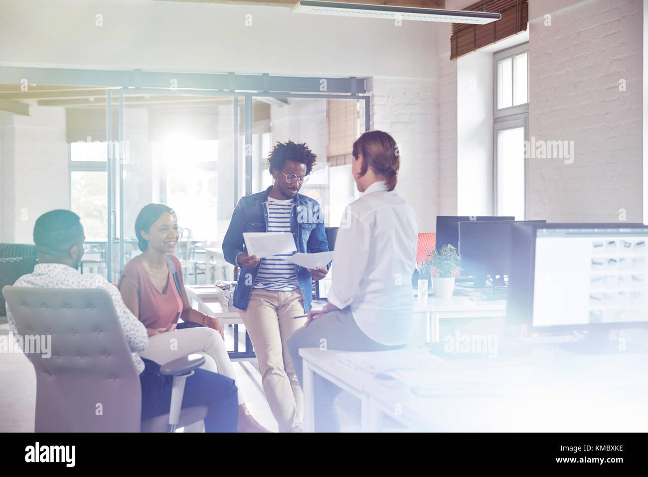 Geschäftsleute treffen sich, diskutieren Papierkram im Büro Stockfoto