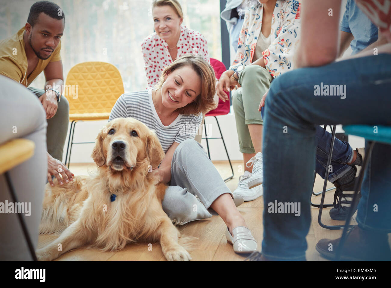 Frau Streichelhund in der Gruppe Therapiesitzung Stockfoto