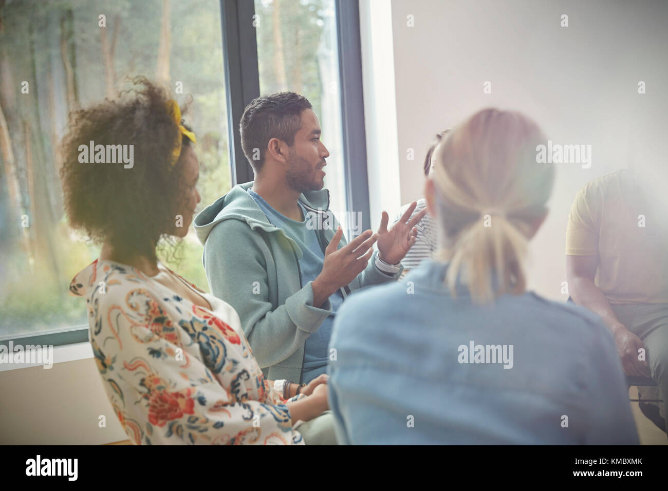 Mann spricht und gestikuliert in der Gruppentherapie Sitzung Stockfoto