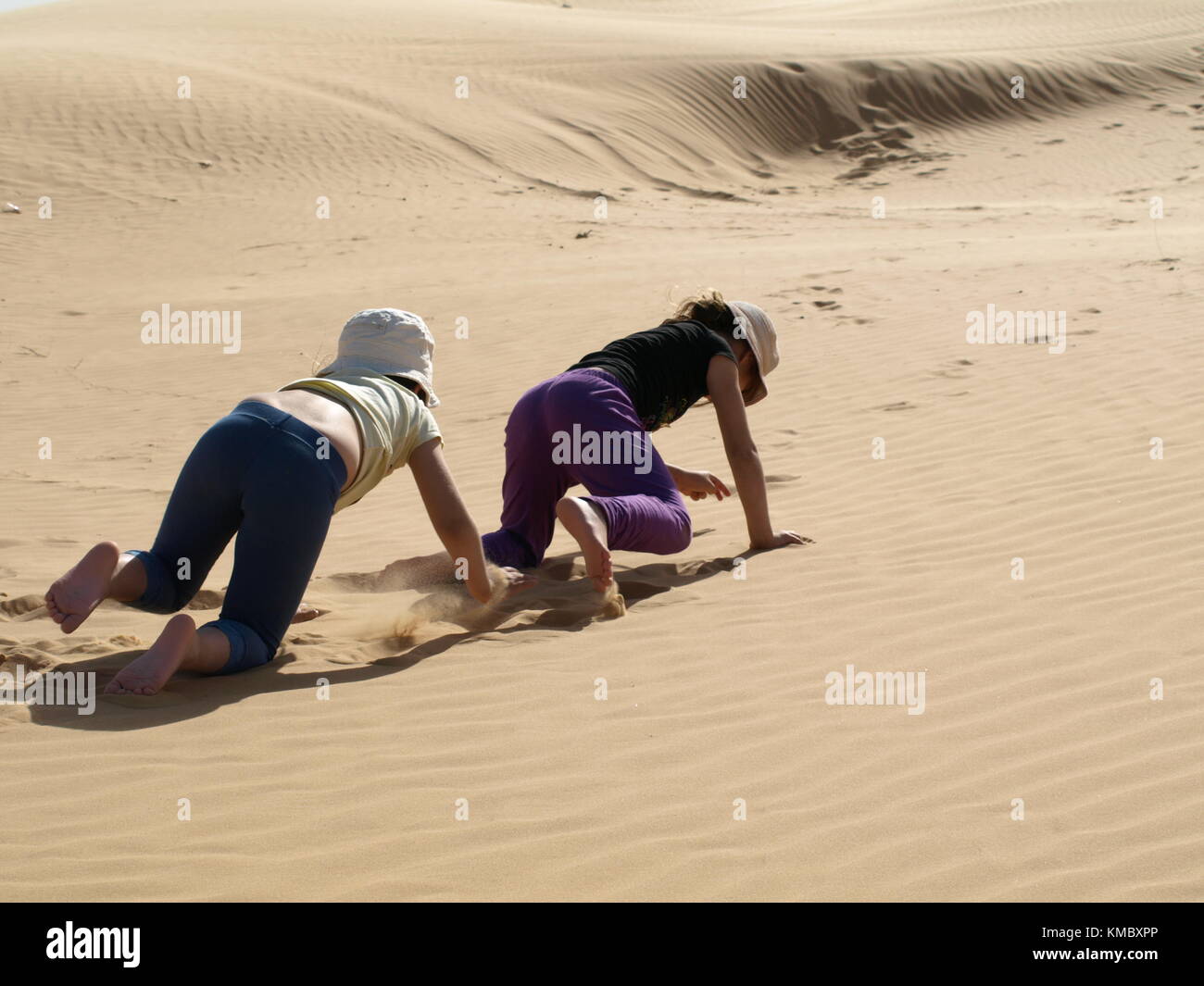 2 Mädchen auf einer Sanddüne Stockfoto
